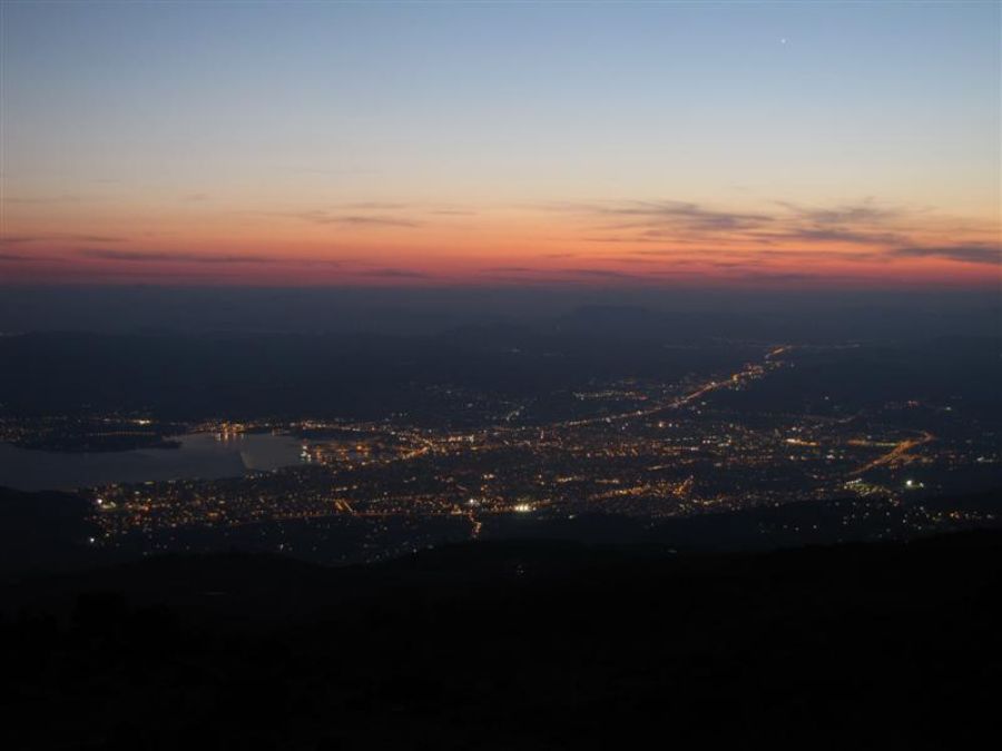 שקיעה מרכס ההרים של פליון עם תצפית לוולוס